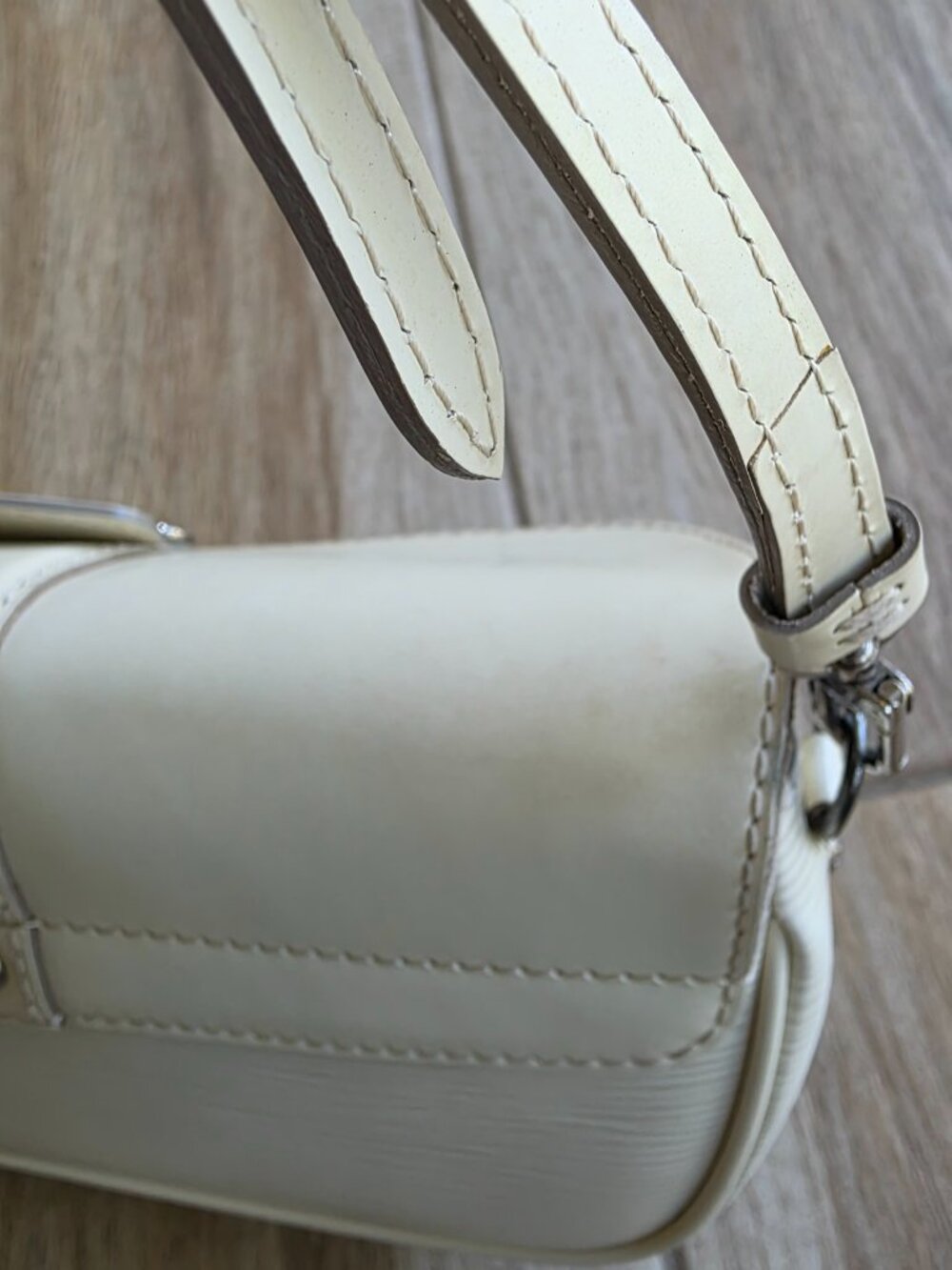Louis Vuitton Montaigne Ivory Epi Leather Pouchette MiniBag - Picture 12 of 13